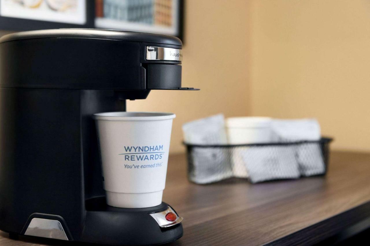 Baymont By Wyndham Tulsa Hotel Екстериор снимка